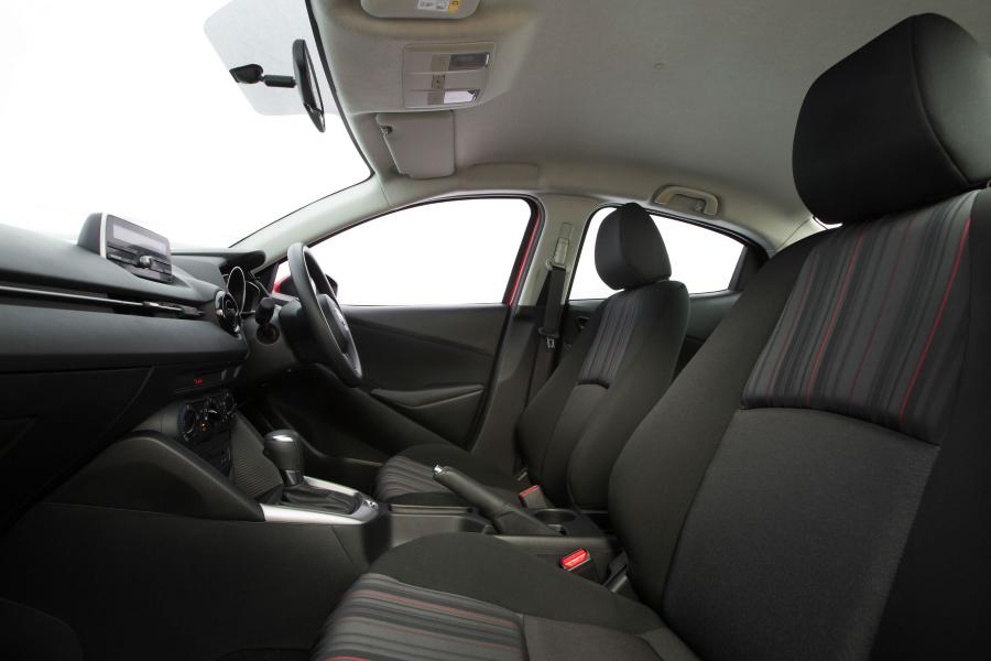 Интерьер Mazda2 Sedan 2015 года  (AU) (фото 15 из 35)